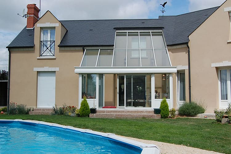 maison avec une grande piscine