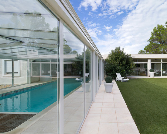 grand jardin avec véranda et piscine