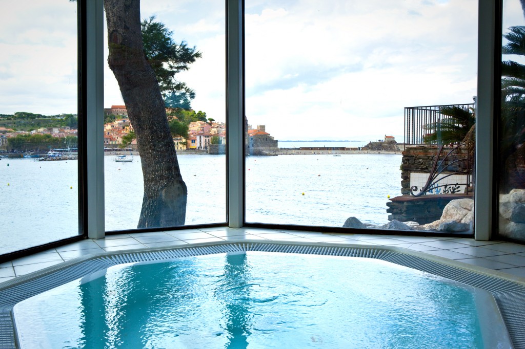 piscine intérieure vue sur la mer